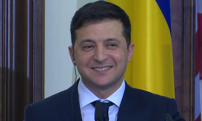 ВІДВЕРТО НЕАДЕКВАТНА РЕАКЦІЯ: Зеленський вибухнув сміхом на важливе запитання журналіста ВВС