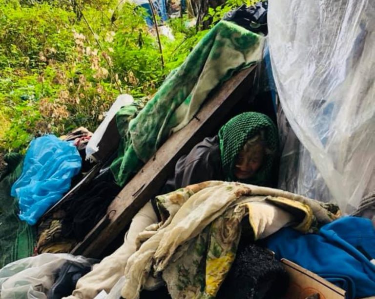 “Чекають коли помру”: на Львівщині бабуся стала безхатьком через квартирантів (фото, відео)