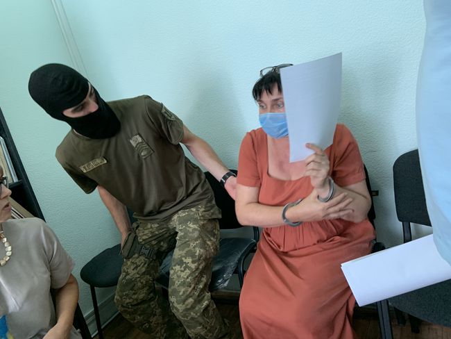 “Скільки ти людей вбила? Наших солдат”: у Херсоні облили “кров’ю” сепаратистку, яка співпрацювала з ФСБ (відео)