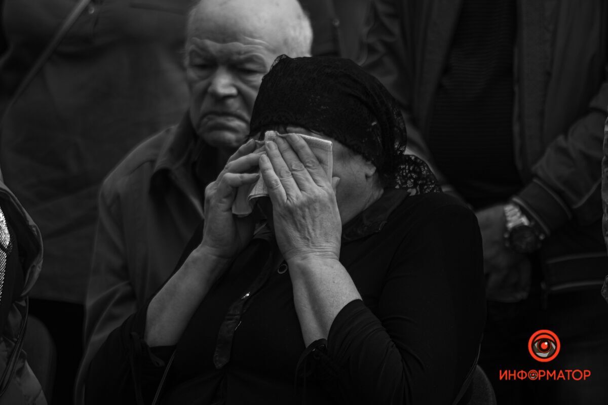 “Згорьованій матері віддали орден”: Україна попрощалася з добровольцем-десантником, який згорів під час гасіння пожеж на Луганщині (фото)