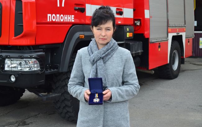 Немовля загинуло, але двох таки витягнула: жінка кинулась у палаючий дім, аби врятувати сусідських дітей (фото)