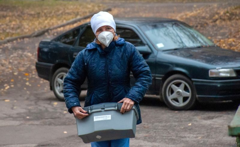 “Продав машину, врятував батьків”. Хто чим платить за лікування Covid-19