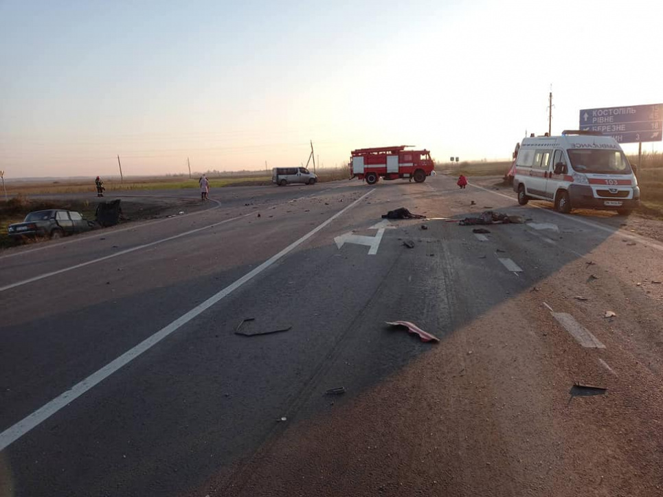 Автівка з трьома дітьми у салоні потрапила в аварію, є загиблі