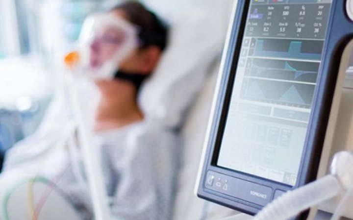 Батько помер, бо віддав кисень сину: волонтерка звинуватила владу у геноциді нації