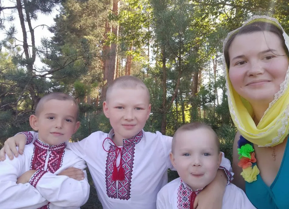 Їхали святкувати день народження: розповіли про сім’ю священика з Рівненщини, яка розбилася у ДТП (фото)