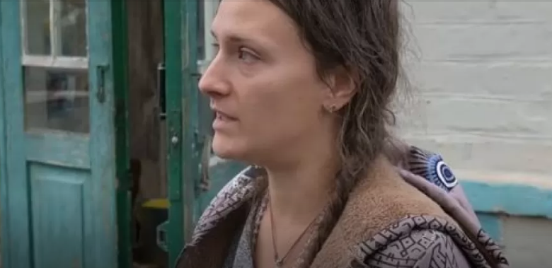 На очах у молодої дружини з немовлям на руках: біля власного дому жорстоко вбили чоловіка (фото)