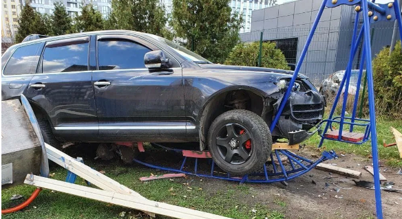 Ледь встигли забрати дитину: у Львові п’яний коп зніс дитячий майданчик (відео)