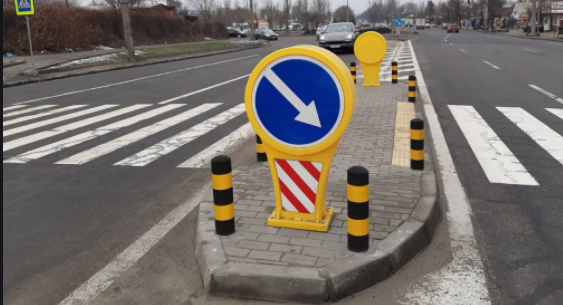 У Харкові водій на швидкості зніс чотирьох пішоходів на острівці безпеки: відео моменту