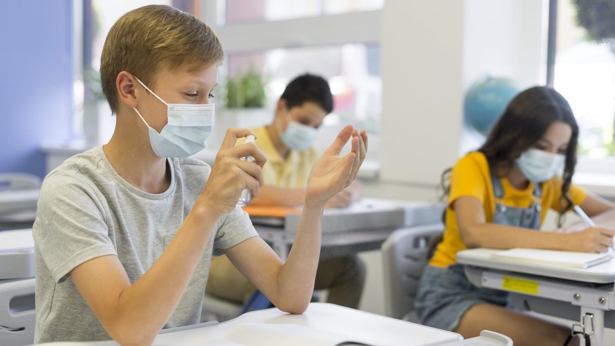 Кабмін ввів новий карантин: як працюватимуть дитсадки, школи та інші освітні заклади