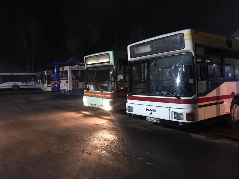 Соцмережі: У Франківську водій маршрутного автобуса вдарив в обличчя жінку