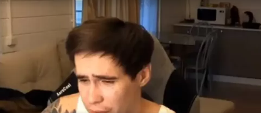 Відомий російський блогер у прямому ефірі вбив свою кохану: голою вигнав на балкон