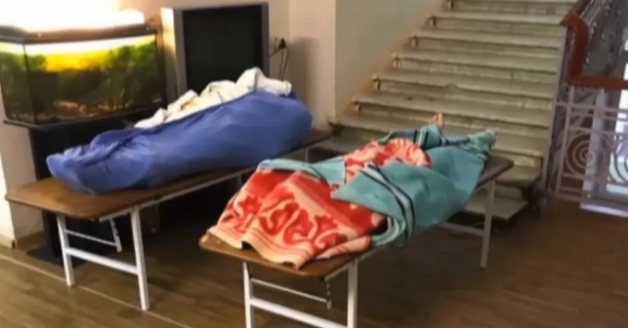 В одній з українських лікарень пацієнти вмирають без кисню, тіла не забирають: моторошні деталі та відео