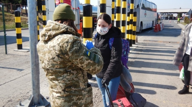 Українських заробітчан почали депортувати з ЄС: проводять спецоперації і шукають порушників