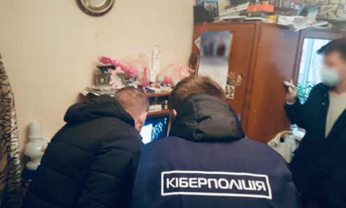 Ґвалтував 9-річну названу доньку, знімав на камеру і порно з нею викладав у мережі: кіберполіція спіймала злочинця (фото, відео)