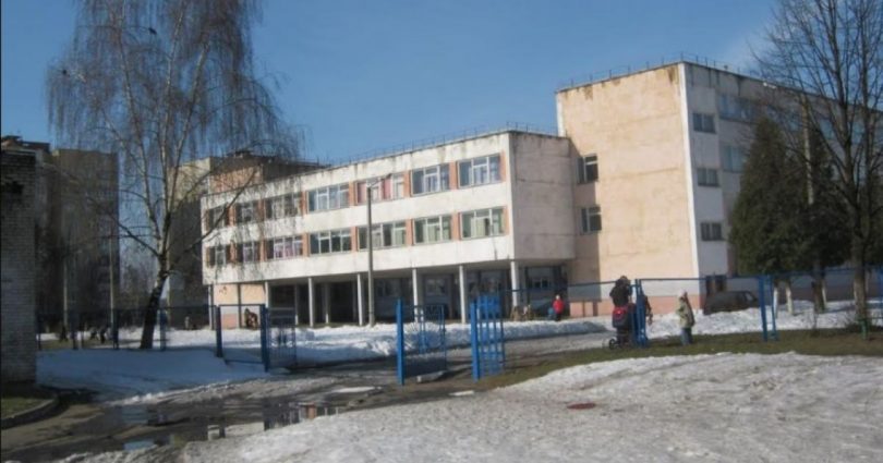 “Вдарив в живіт кулаком мого сина”: звільнили вчителя після звинувачень у побитті учня