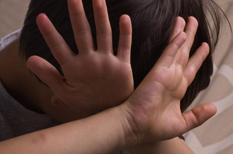 У Росії підлітки по-звірячому познущалися над школярем: у дитини зламаний хребет