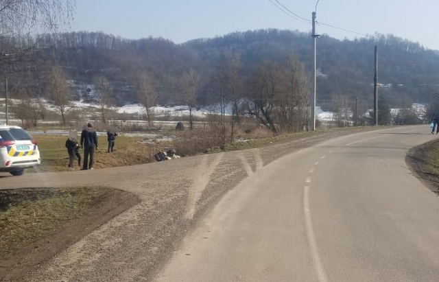 Їхали на велосипедах: на Закарпатті 21-річний водій влетів у двох малих дітей (фото)