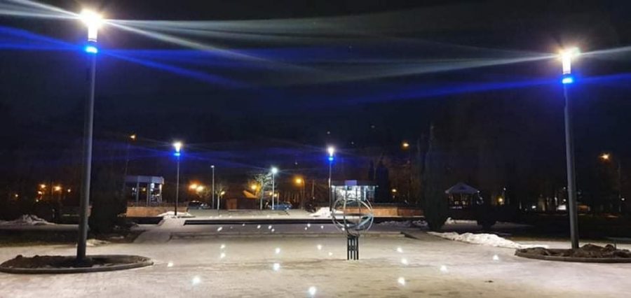 Зоряне небо: у Франківську підсвітили центральний вхід на міське озеро (ФОТО)