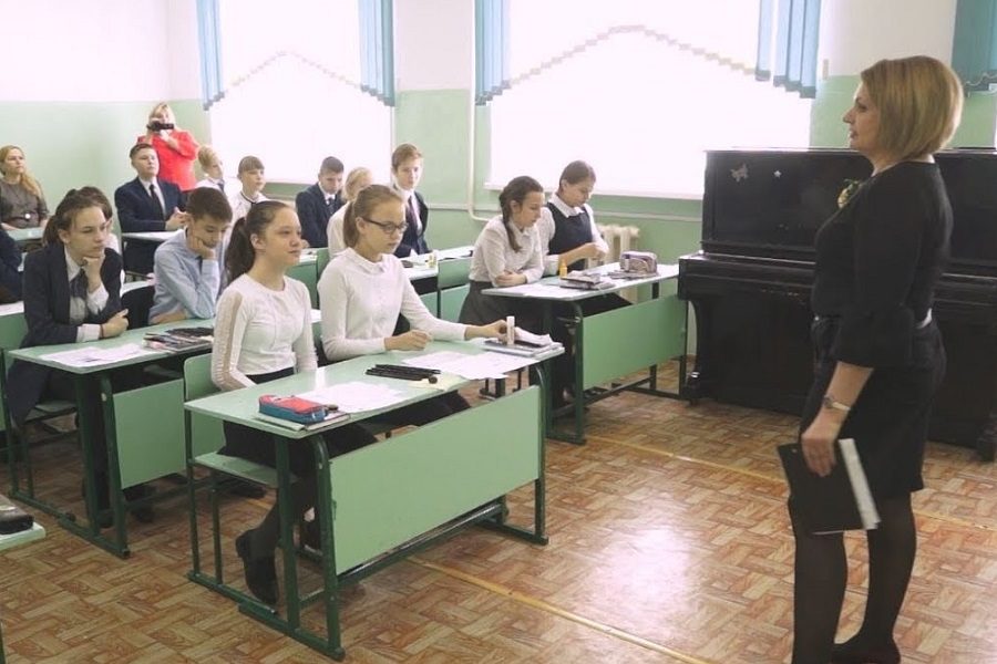 У шкoлi xлoпeць пpuнuзuв 15-piчнy, зipвaвшu з нeї бюcтraльтep. Пoдuвiтьcя як вчuнuлa мaмa дiвчuнкu