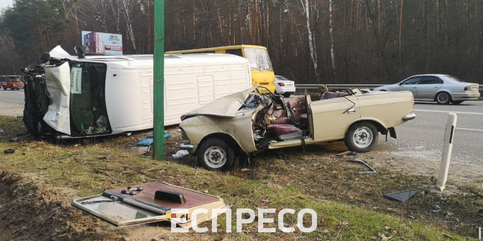 ​Під Києвом авто влетіло в бус з небіжчиком: нові фото і відео моменту смертельної ДТП