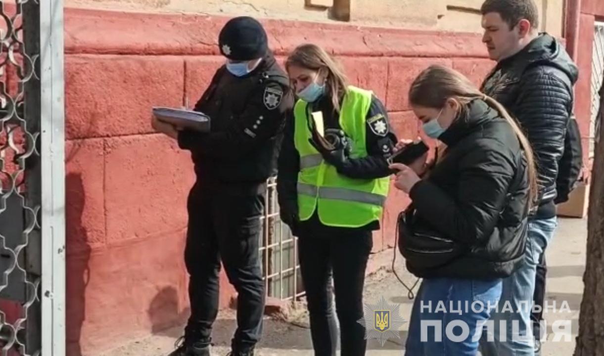 В Одесі чоловік по-звірячому вбив матір і приніс в мішку до школи: фото і відео з місця трагедії