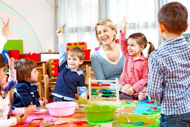 Чому зарплати виховательок дитсадків в рази нижчі за передбачені законом