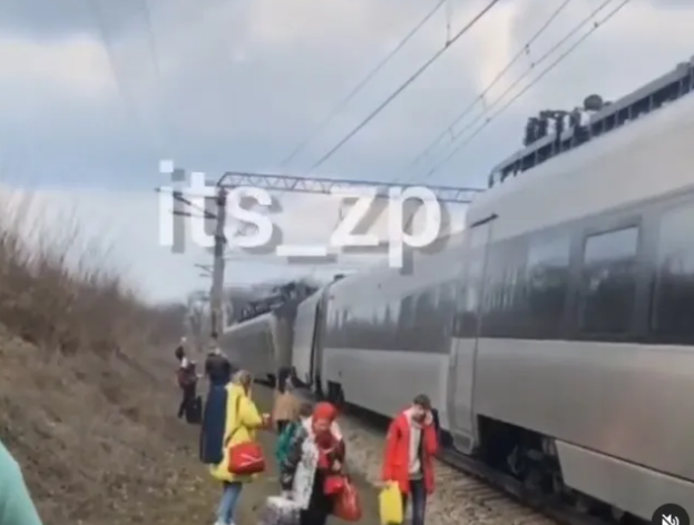 Під Запоріжжям із рейок зійшов “Інтерсіті” з пасажирами. Фото і відео НП