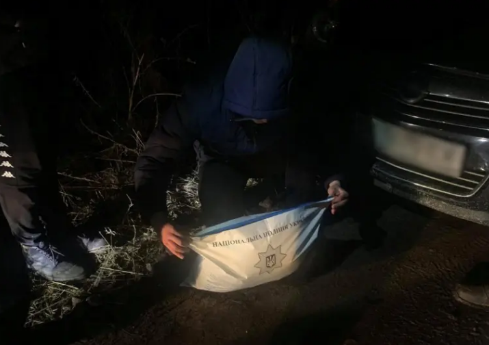 БЕЗ МАТЕРІ ЗАЛИШИЛОСЯ ЩЕСТЕРО ДІТЕЙ: НА РІВНЕНЩИНІ ЗАТРИМАЛИ 17-РІЧНОГО ПІДЛІТКА, ЯКОГО ПІДОЗРЮЮТЬ У ВБИВСТВІ ПОШТАРКИ