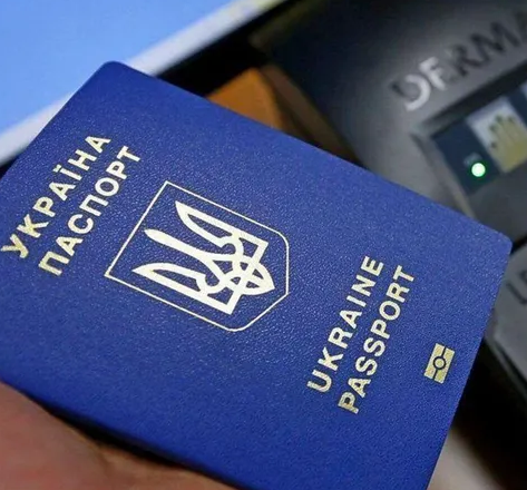 Зеленський анонсував введення “COVID-паспортів” в Україні: що відомо