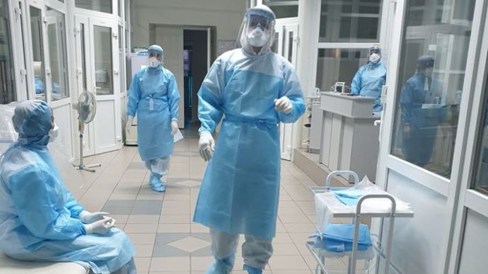 Від COVID-19 вмирає багато молодих: місцева мешканка розповіла про страшну ситуацію на Прикарпатті