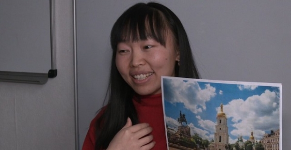 Змінила Китай на Рівне: неймовірна історія китаянки, яка навчає дітей мови (ВІДЕО)