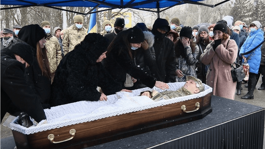 “Мати заливала слізьми гробовину”: у Кропивницькому попрощалися з військовим, який загинув на Сході