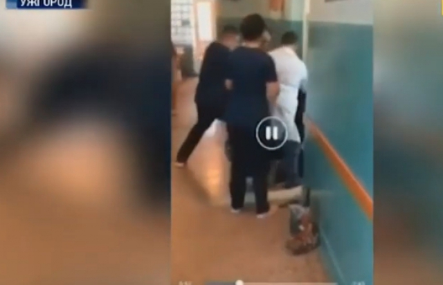 У Закарпатській обласній лікарні сталася бійка між лікарем та пацієнтом : подробиці гучного інциденту (ВІДЕО)