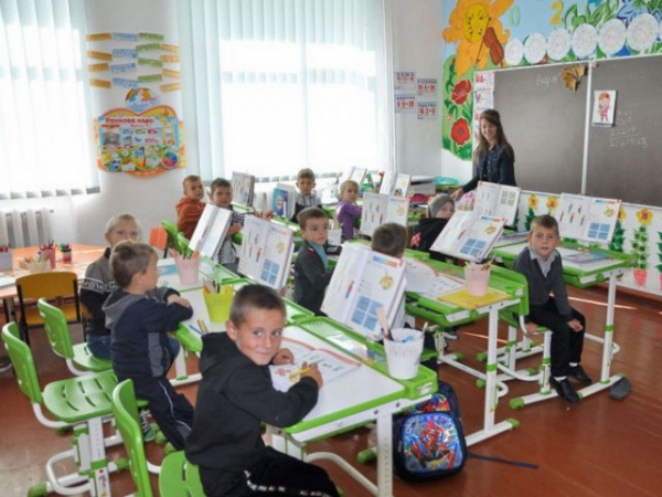 Уроки закінчуються о 21 годині: на Рівненщині – критична ситуація у школі (ВІДЕО)