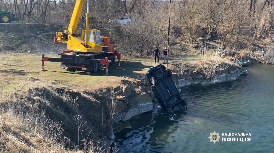 Злетіли машиною у кар’єр: на Черкащині батько і син вчинили самогубство