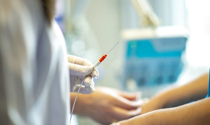 Знаходиться у комі: з 27-річною медсестрою сталося лихо після щеплення від COVID-19