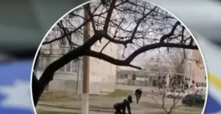 Закривавлений посинів і помер: на Дніпропетровщині 16-річний хлопець заступився за дівчат і загинув (відео)