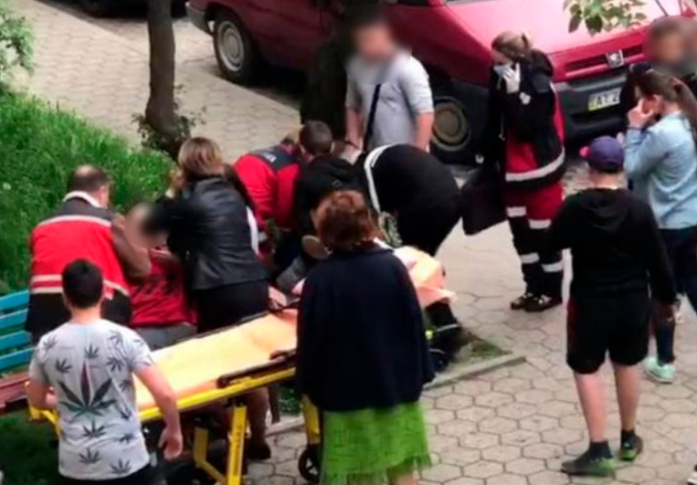 У Франківську на території недобудованого садка знайшли непритомних дітей