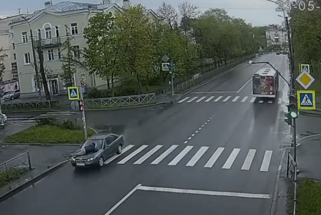 Водійка 8 кілометрів провезла чоловіка на капоті