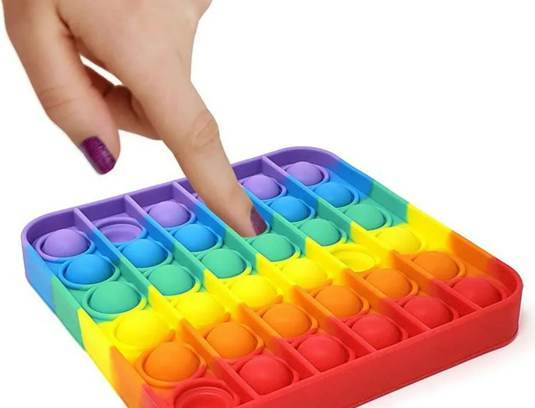 Кажемо дітям: «Воно тобі нада, як сраці фіранки!»: Ми сміємося над Поп іт, сквішем, бейблейдами і спінерами. Про дітей 90-х та їх дорогоцінні скарби