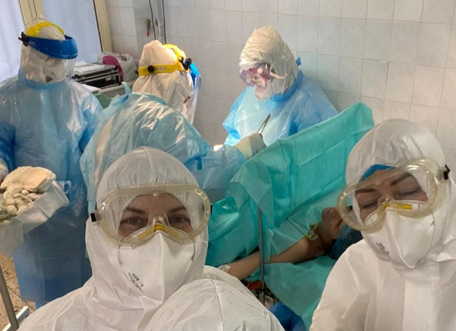 У Дніпрі лікарі зробили диво: врятували породіллю та її малюка від COVID-19