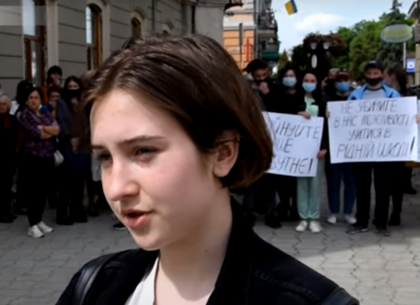 “Не буде школи, не буде й села”: на Коломийщині протестували вчителі, батьки та учні