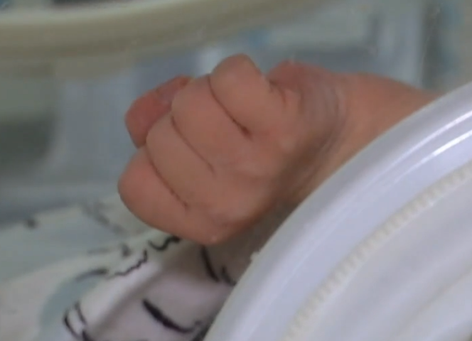 “Брюнет, який жваво бореться за життя”: як почувається дивом врятоване зі смітника в Івано-Франківську маля