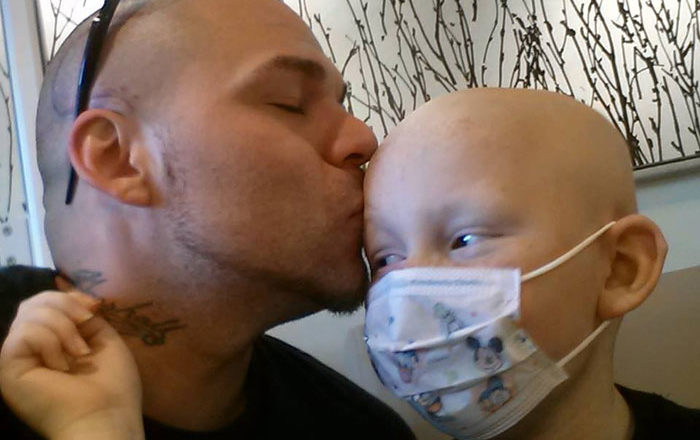 Це вра жаюче фото батька і сина облетіло весь світ. Їх історія ніколи не залишить байдужим. ФОТО