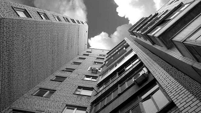 В Івано-Франківську з вікна багатоповерхівки випала 13-річна дівчинка