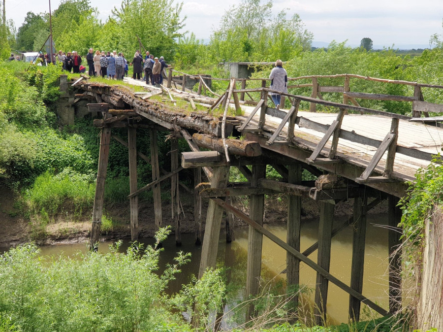 На Львівщині школярі ходять до школи через міст, який будь-якої миті може впасти