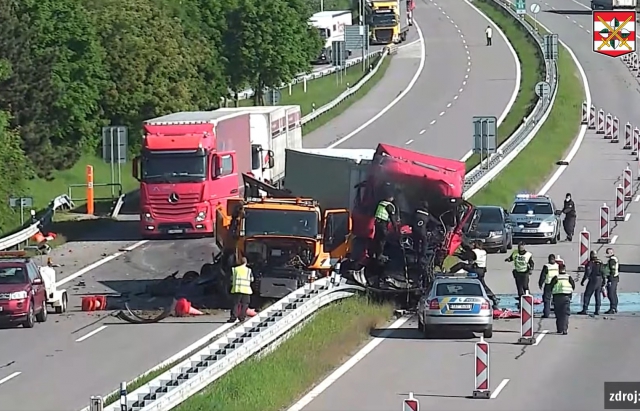 В Чехії водій вантажівки на швидкості протаранив іншу (ФОТО, ВІДЕО)
