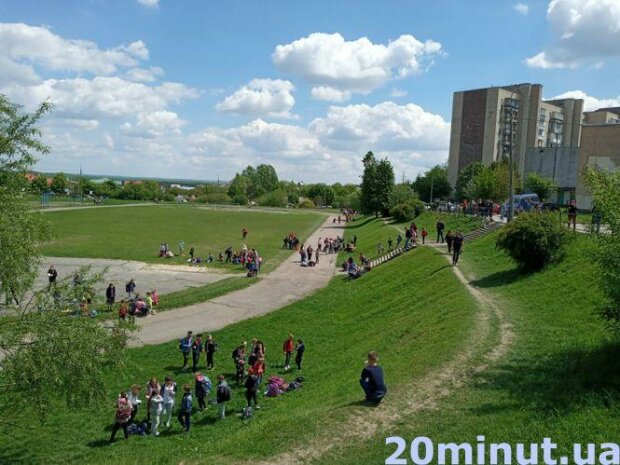 Невідомий “замінував” школу і налякав мам: “накинувся” з попередженням, йде евакуація