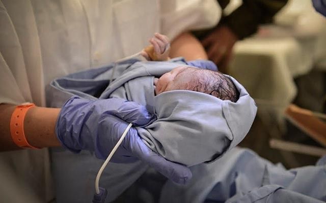 “Ми не чекали цього, це було справжньою радістю після стількох страждань”: В Італії жінка прокинулася після 10 місяців у комі і народила доньку