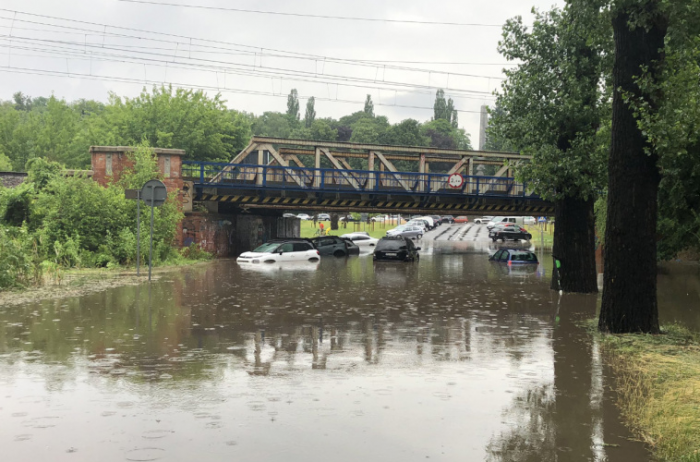 Сильний ураган в Польщі пошкодив будинки, та заблокував рух (фото)